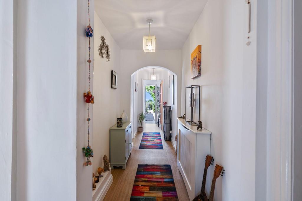 HALLWAY 02.jpg