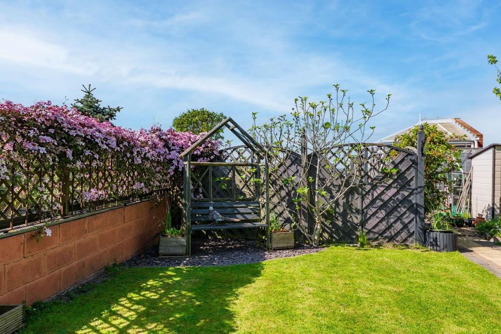 REAR GARDEN 08.jpg