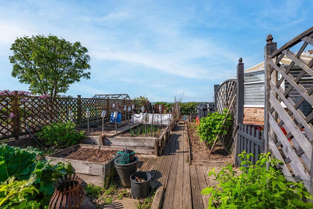 REAR GARDEN 10.jpg