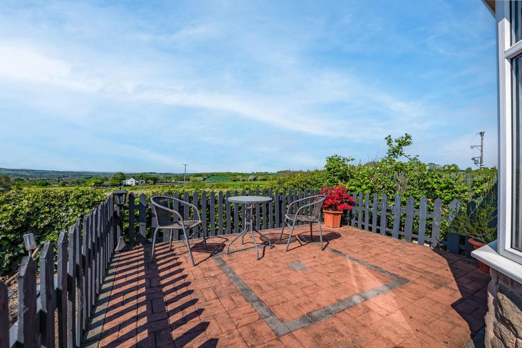 REAR GARDEN 12.jpg