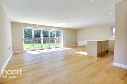 2 bedroom detached bungalow for sale, Gardeners Mews, Gardiners Lane, Billericay