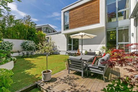 Saxon Haus, 9 Dean Close, Winchester, SO22 5LP