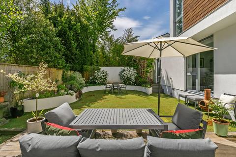 Saxon Haus, 9 Dean Close, Winchester, SO22 5LP