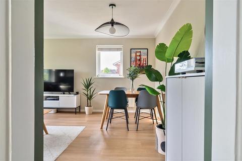 2 bedroom apartment for sale, Maplehurst Close, Kingston Upon Thames