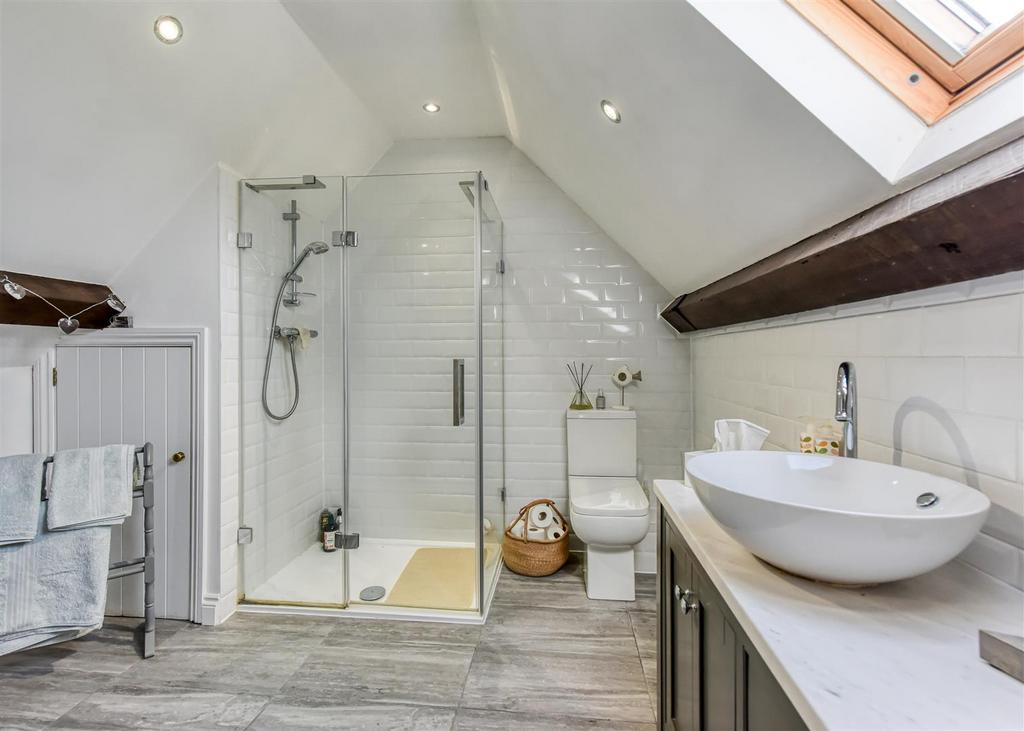 The Gatehouse-bed1 ensuite1.jpg
