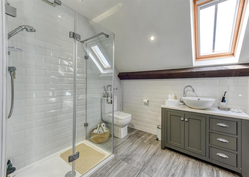 The Gatehouse-bed1 ensuite2.jpg