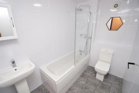 2 bedroom flat for sale, 4 Admirals Court, Westhill, Inverness