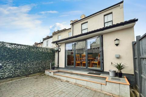 4 bedroom terraced house to rent, Roots Hall Avenue, Southend On Sea