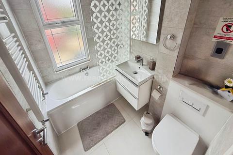 4 bedroom terraced house to rent, Roots Hall Avenue, Southend On Sea
