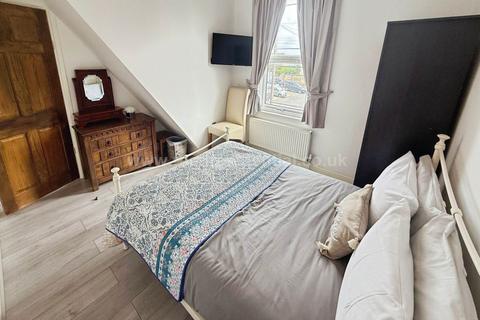 4 bedroom terraced house to rent, Roots Hall Avenue, Southend On Sea