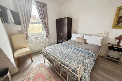 4 bedroom terraced house to rent, Roots Hall Avenue, Southend On Sea