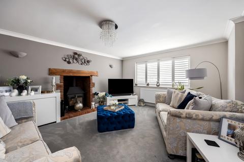 Cherry Trees Worthing Road, Horsham, RH13 9AT