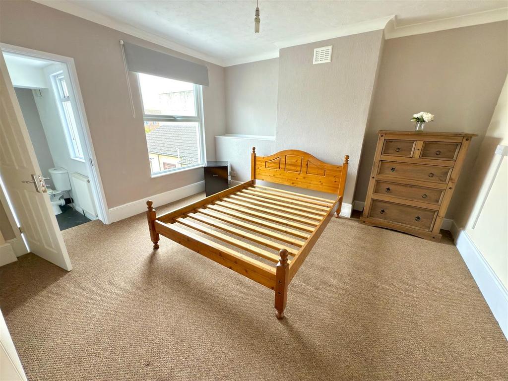 Bed 2.jpg