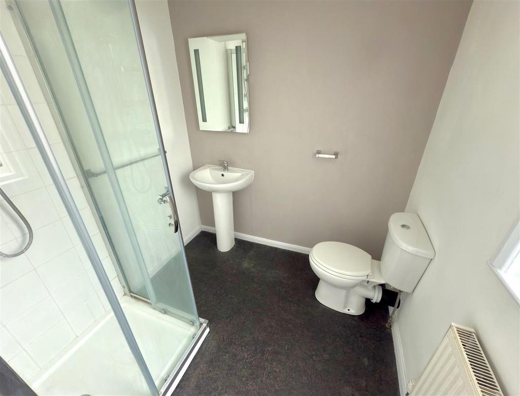 Bed 2 Bathroom.jpg