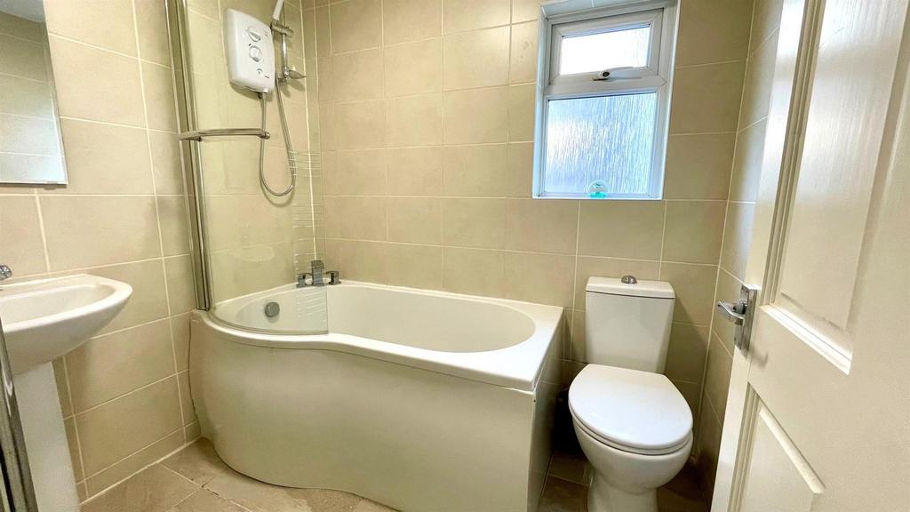 Tiled 3 piece bathroom in white