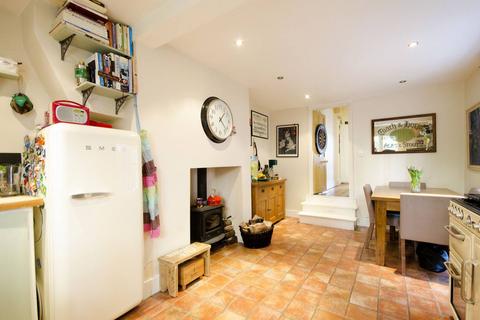 2 bedroom flat to rent, Saltoun Road, Brixton, London, SW2