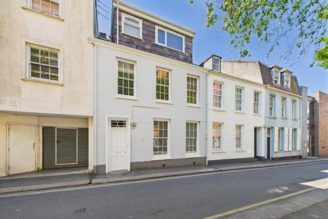Fabulous 1 bedroom with secure courtyard and storage units