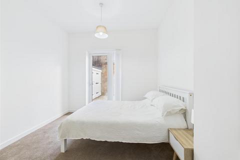 1 bedroom apartment for sale, Fabulous 1 bedroom with secure courtyard and storage units