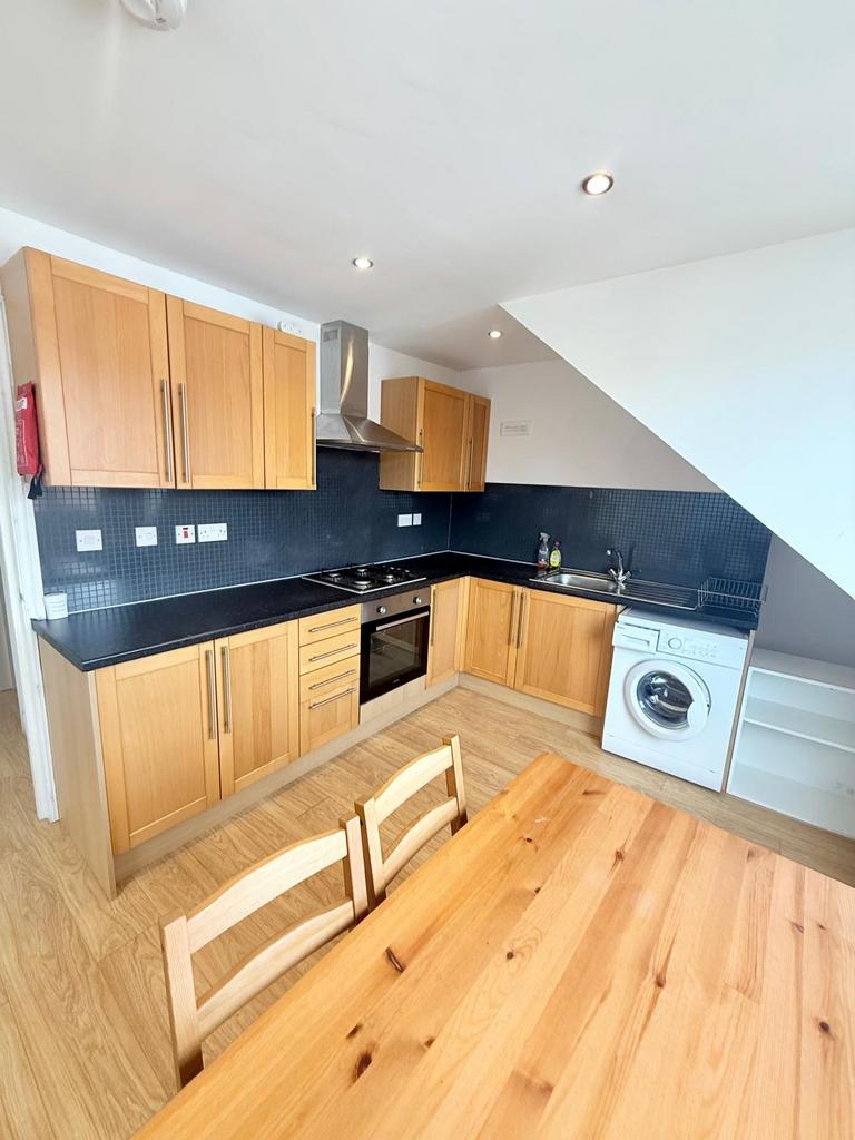 Spacious Two-Bedroom Top Floor Flat – Stamford