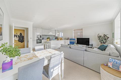 2 bedroom flat to rent, Portsmouth Road, Surbiton
