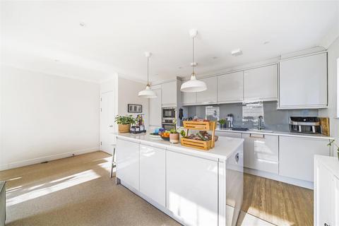 2 bedroom flat to rent, Portsmouth Road, Surbiton