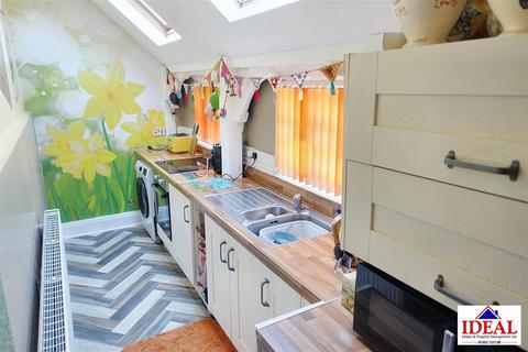 3 bedroom semi-detached house for sale, Great North Road, Woodlands, Doncaster
