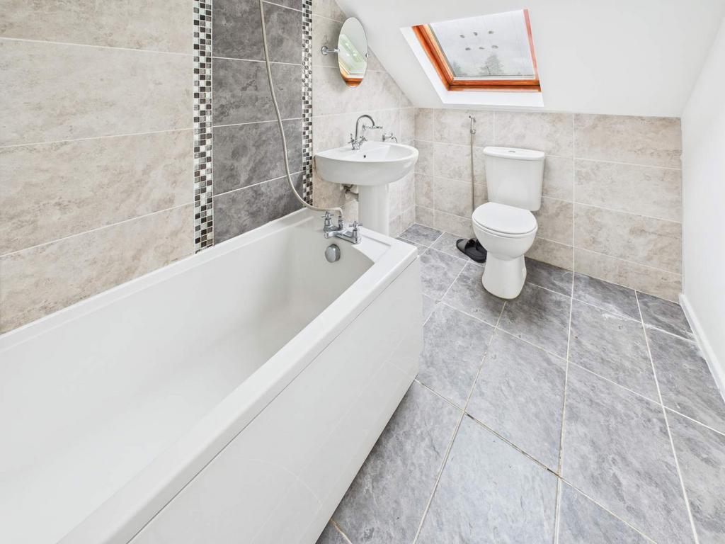 En Suite to Bedroom 1