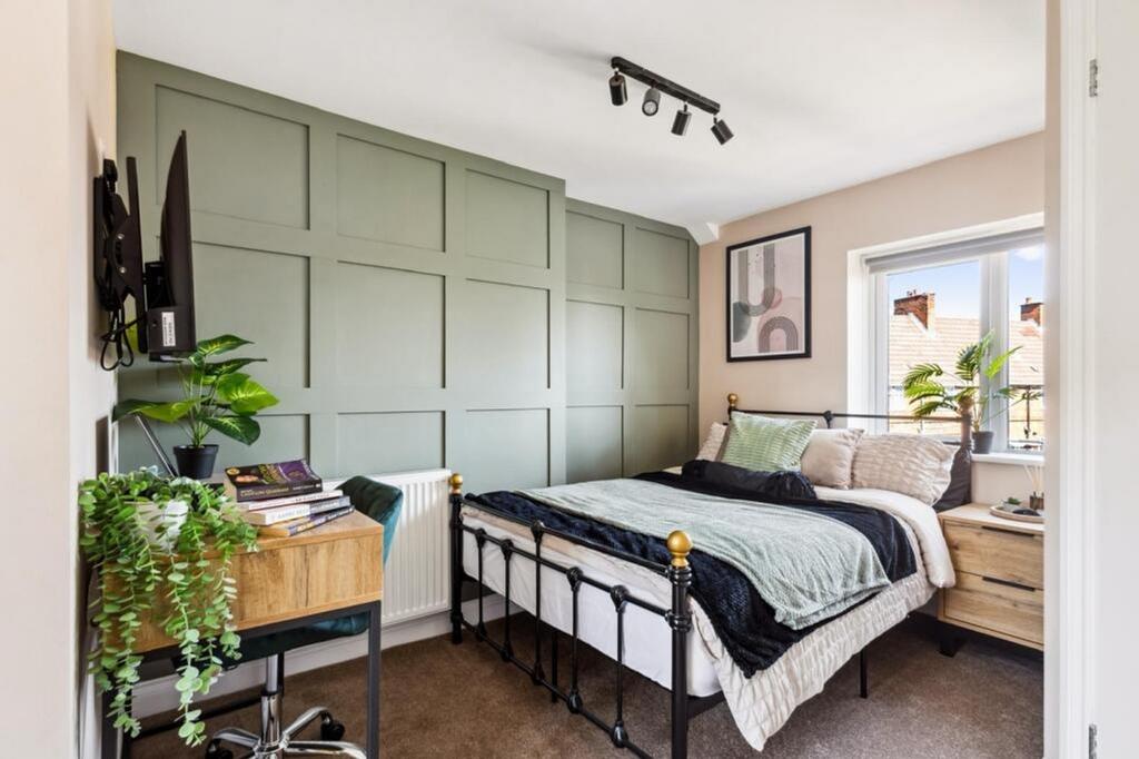 A beautifully designed double bedroom featuring...