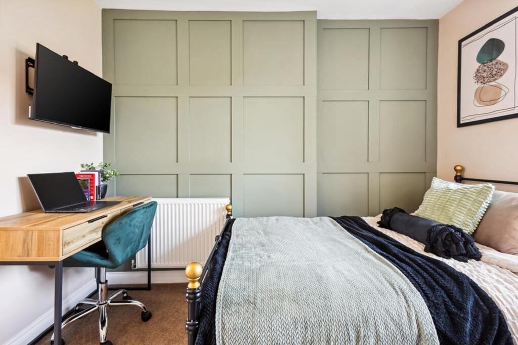 This inviting double bedroom features a cozy be...