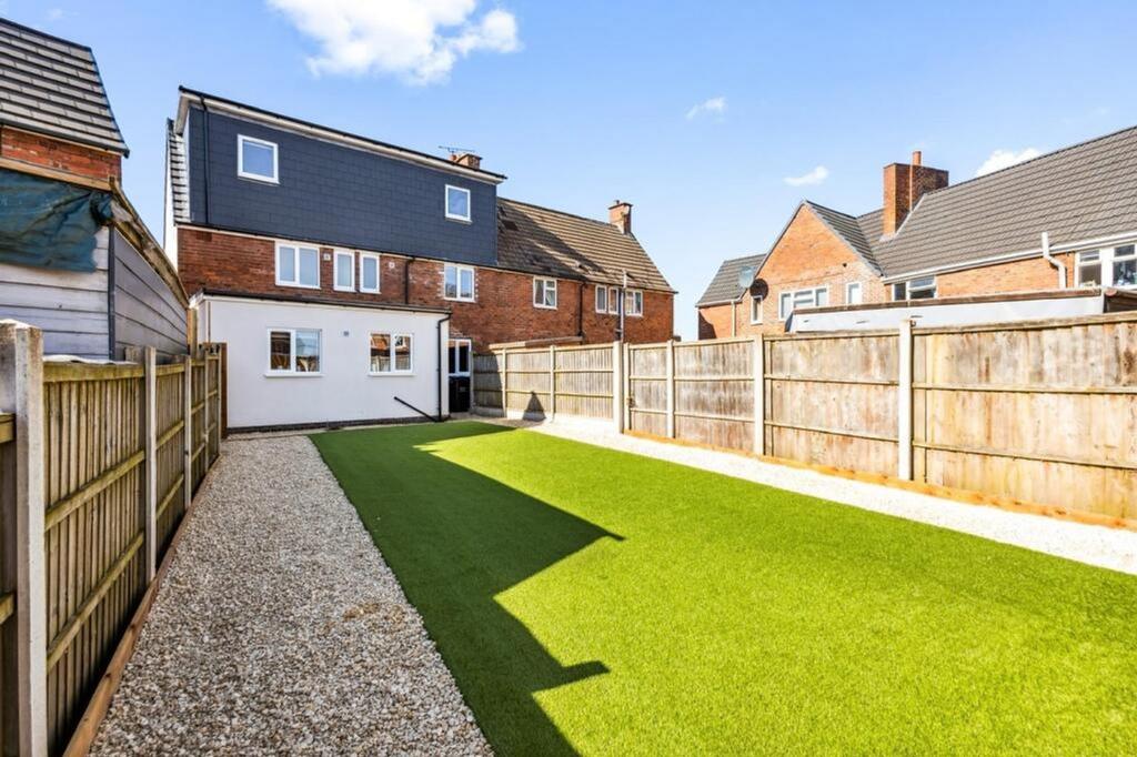 A beautifully landscaped garden featuring a spa...