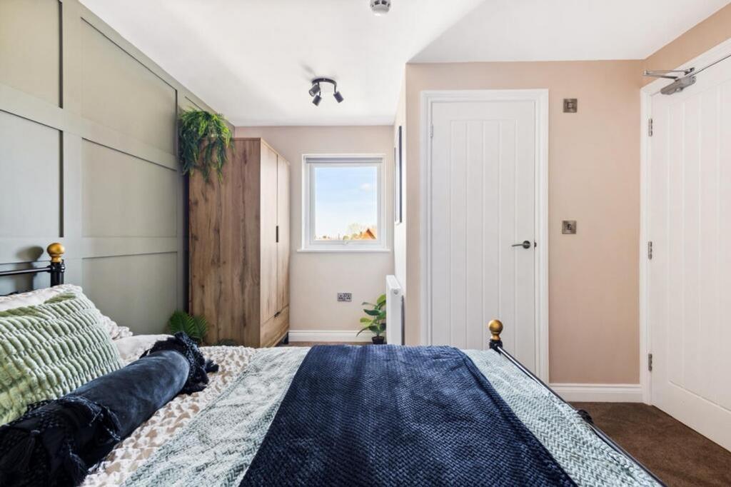 Cozy and inviting double bedroom featuring ampl...