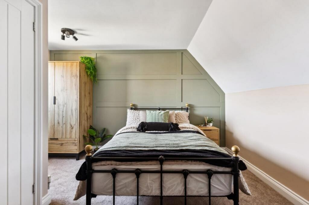 This charming double bedroom features a stylish...
