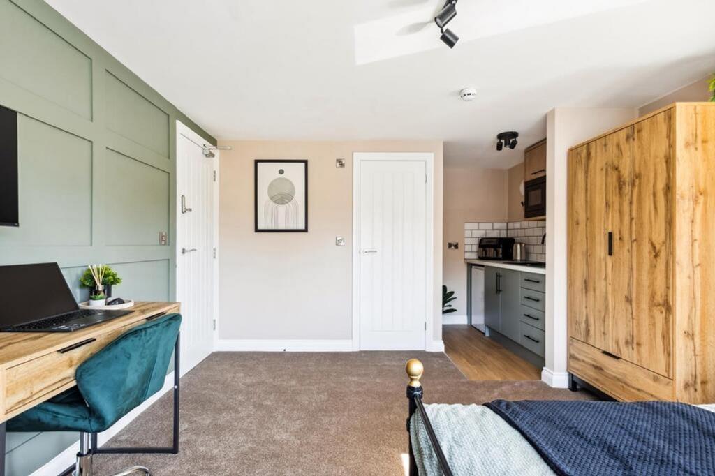 This beautifully designed double bedroom featur...