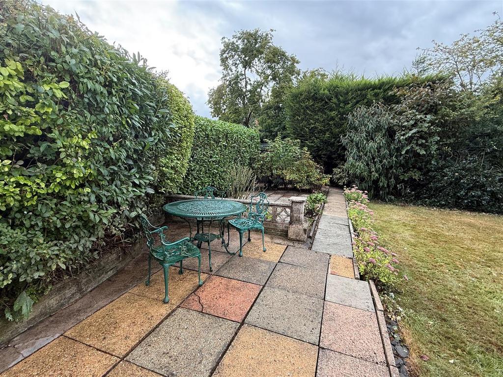 V rear garden 1.jpg