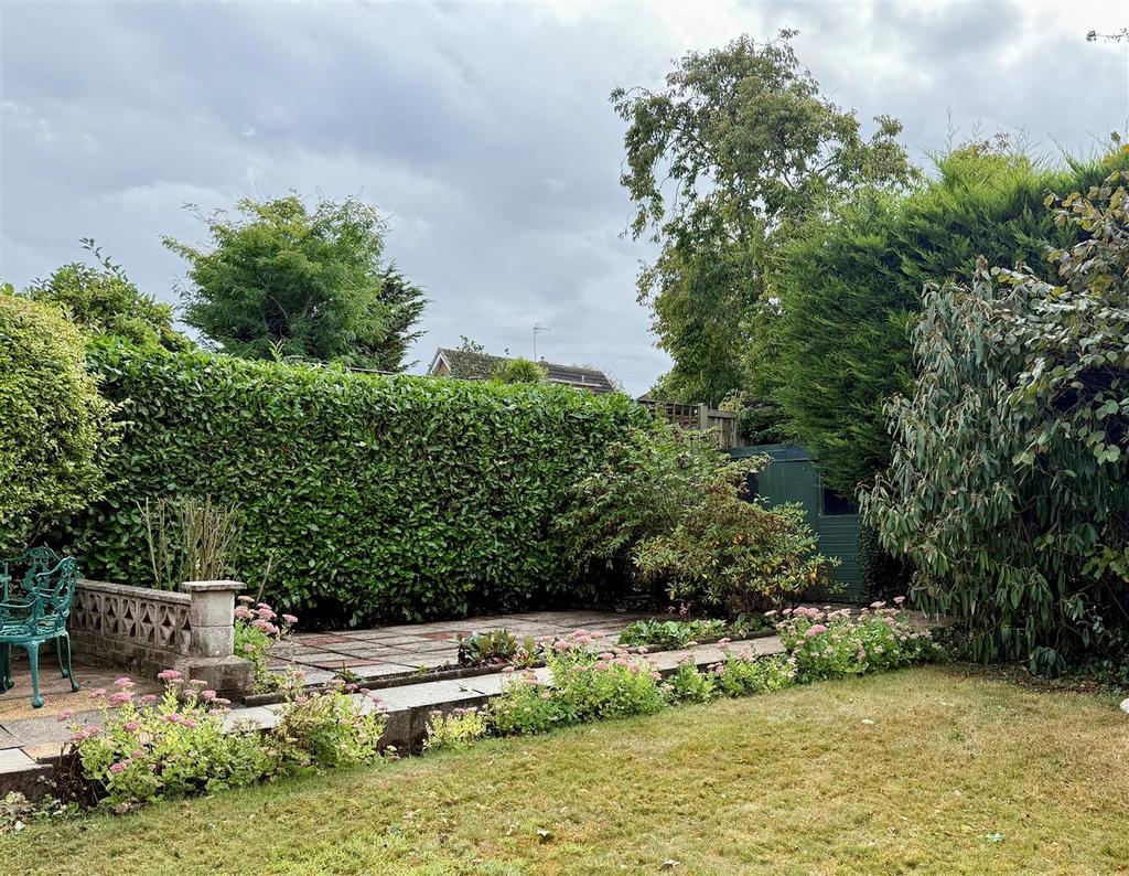 V rear garden 2.jpg
