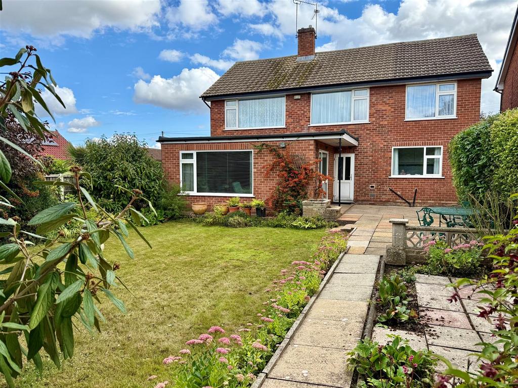 V rear garden 3.jpg