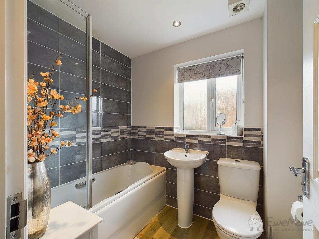 Ewe Move - Sycamore Drive - Bathroom