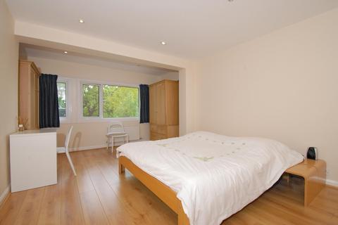 4 bedroom detached house to rent, Wells Lane, Ascot, Berkshire, SL5