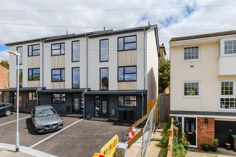 4 bedroom townhouse for sale, Spring Grove, Gravesend DA12