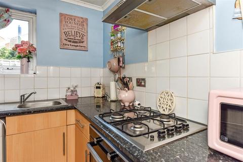 27 Runnymede, Fareham, PO15 6ED