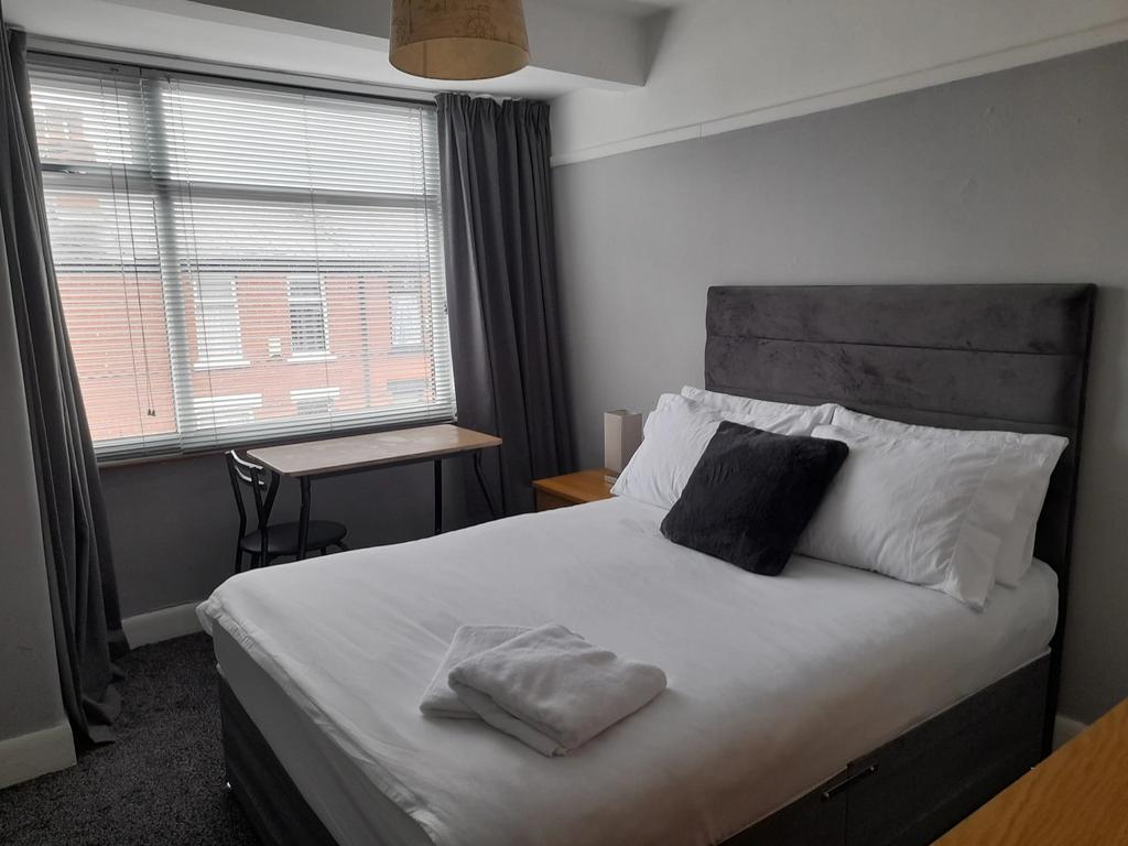 This beautifully designed double bedroom featur...