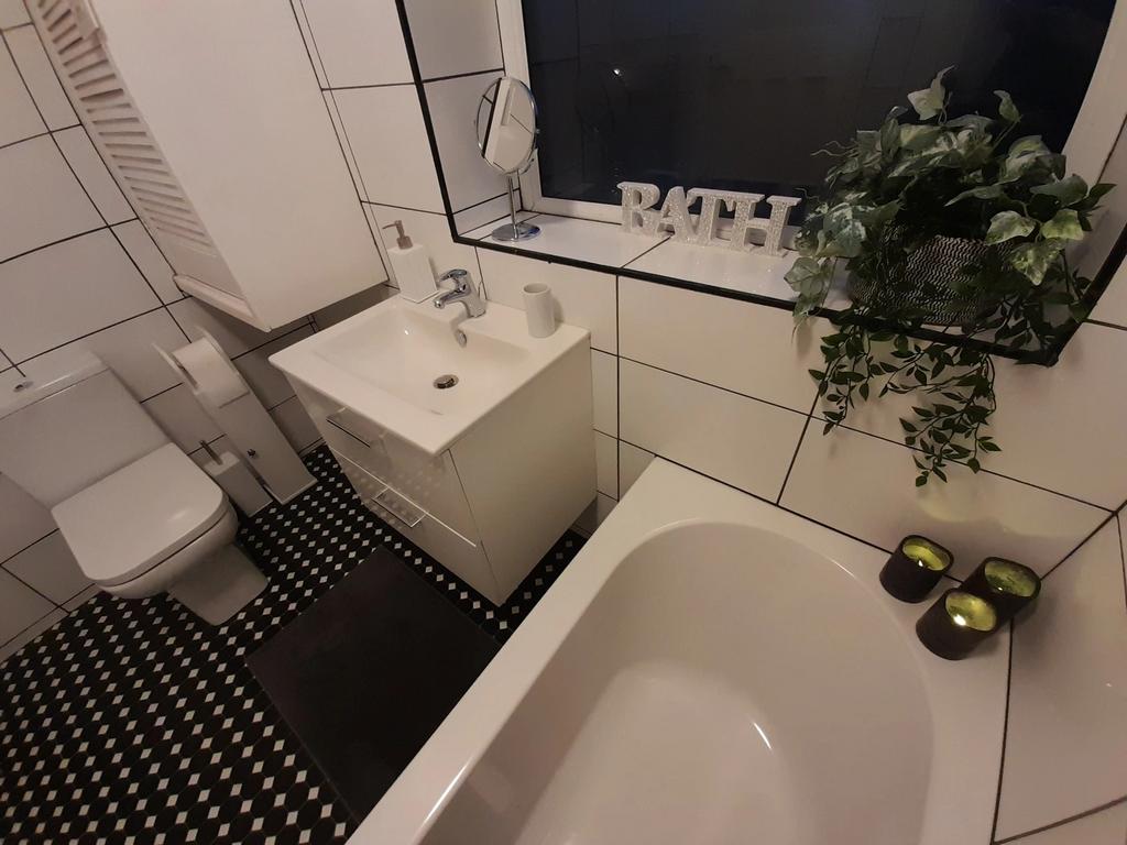 This stylish bathroom suite features a modern d...