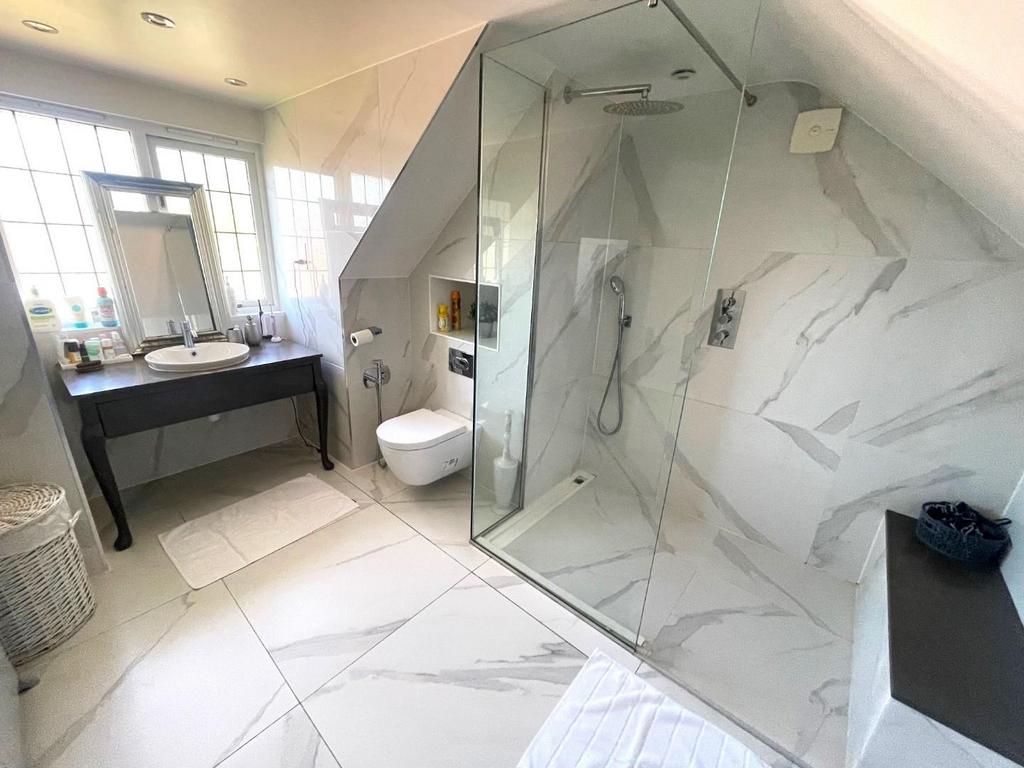 EN-SUITE SHOWER ROOM.jpg