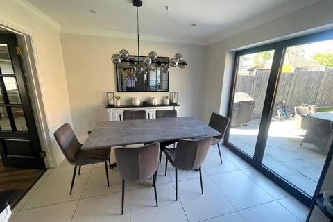 5 bedroom detached house to rent, Priory Field Drive, Edgware, HA8