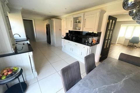 5 bedroom detached house to rent, Priory Field Drive, Edgware, HA8