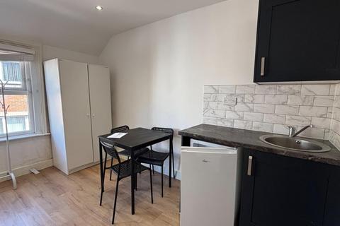 Studio to rent, London road,  Reading,  RG1
