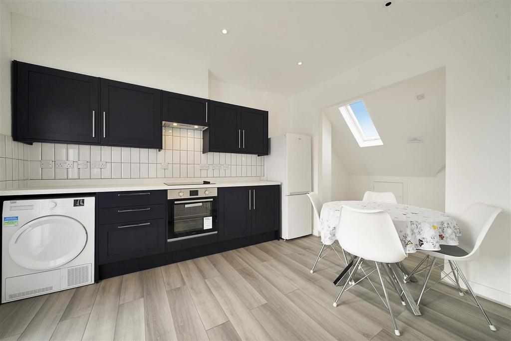 First Floor, 3 Tring Avenue - ZE8 Vtw WE5vmq Cbgw HWOs
