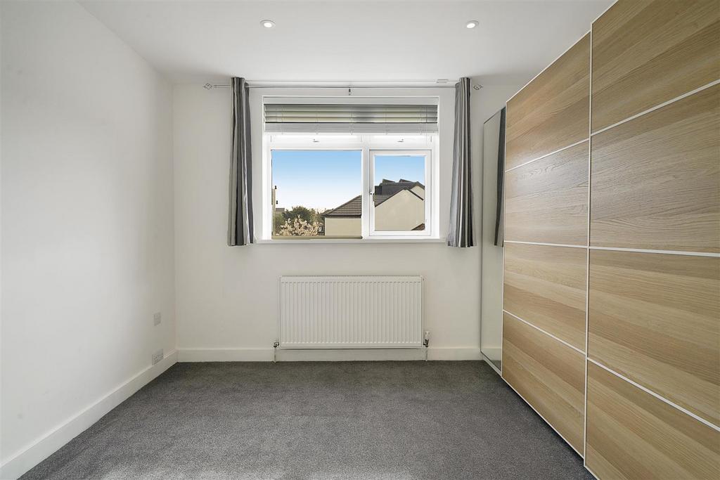 First Floor, 3 Tring Avenue - n Ygr ZCYn X78f Jan H5e XU