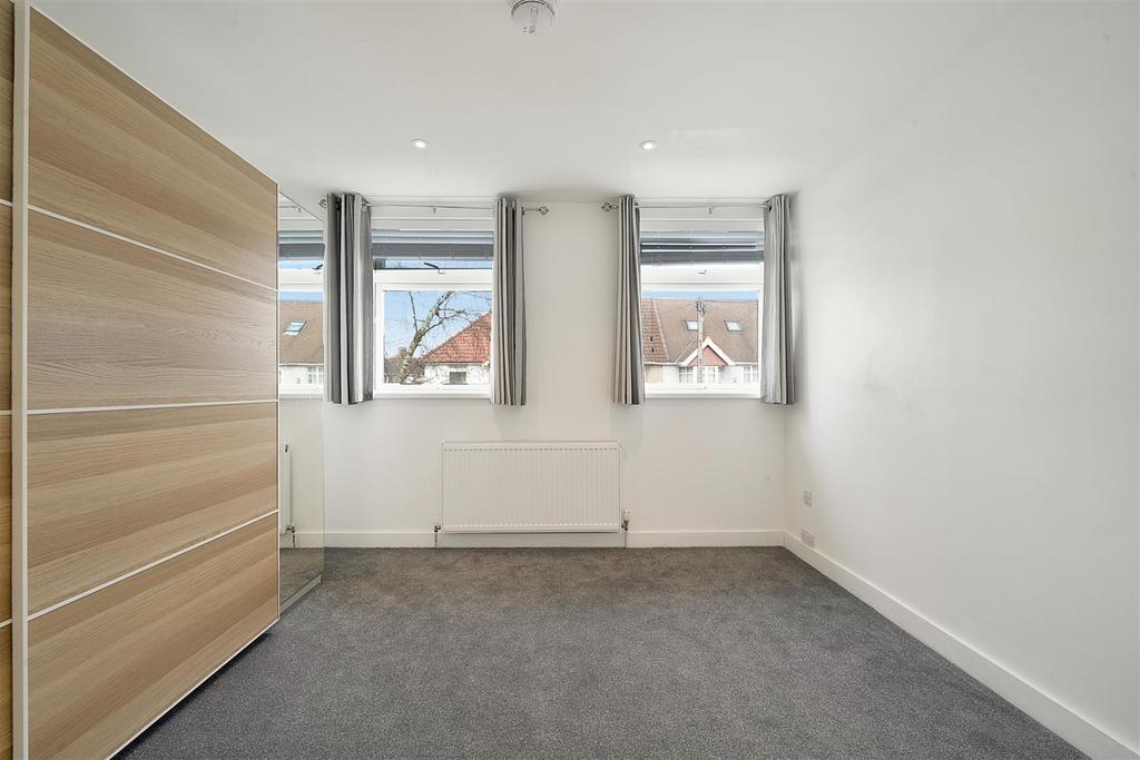 First Floor, 3 Tring Avenue - OM0c G6h Zi Qbd Uvlxva HQ