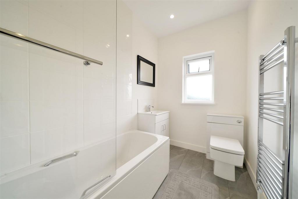 First Floor, 3 Tring Avenue - xp O95xm NWuyk TUb MI6v8